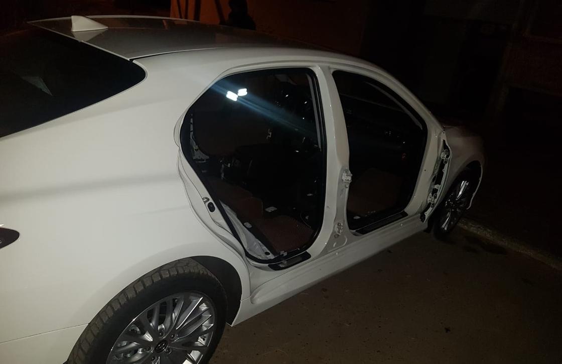 Деври и сиденья украли с припаркованного на ночь авто в Уральске (фото)