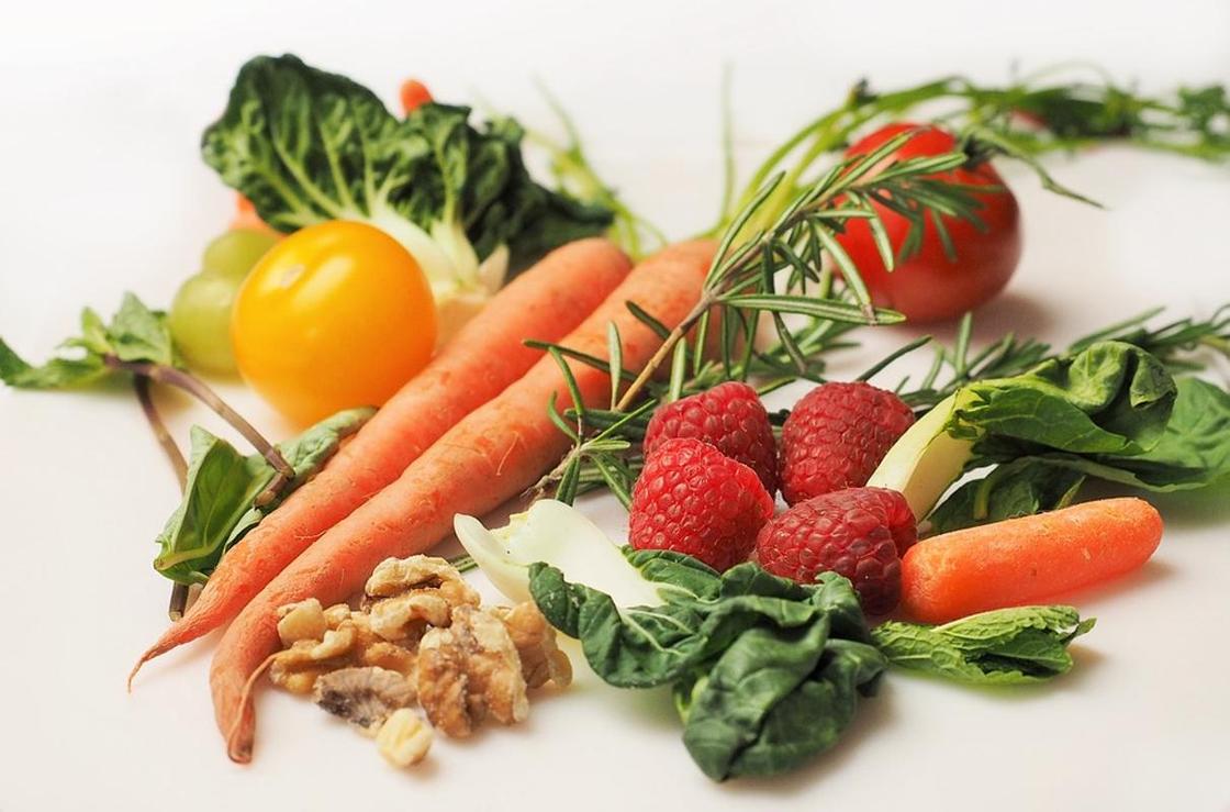Овощи (морковь, помидор), ягоды, зелень и орехи