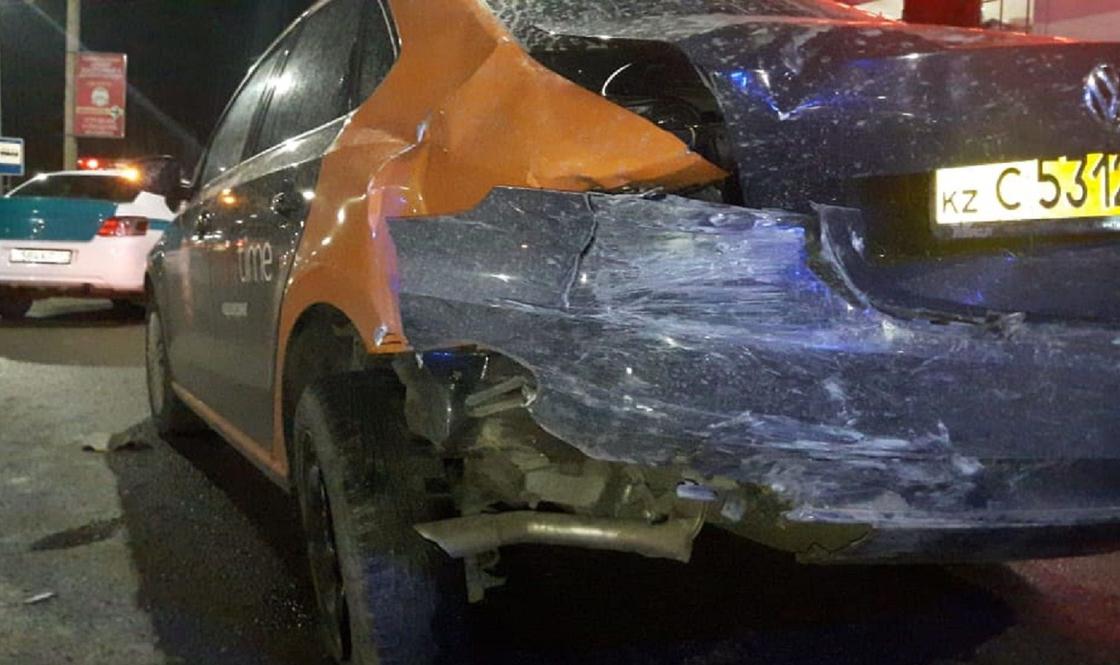 Автомобиль каршеринга попал в аварию в Алматы: есть пострдаваший