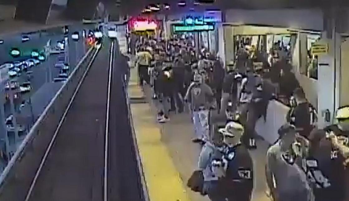 Спасение упавшего пьяного фаната из-под колес поезда попало на видео