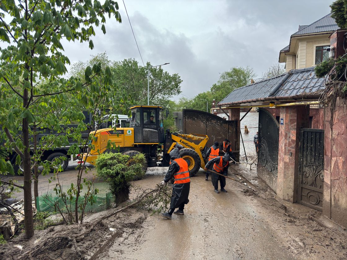 Спасатели на месте схода грунта
