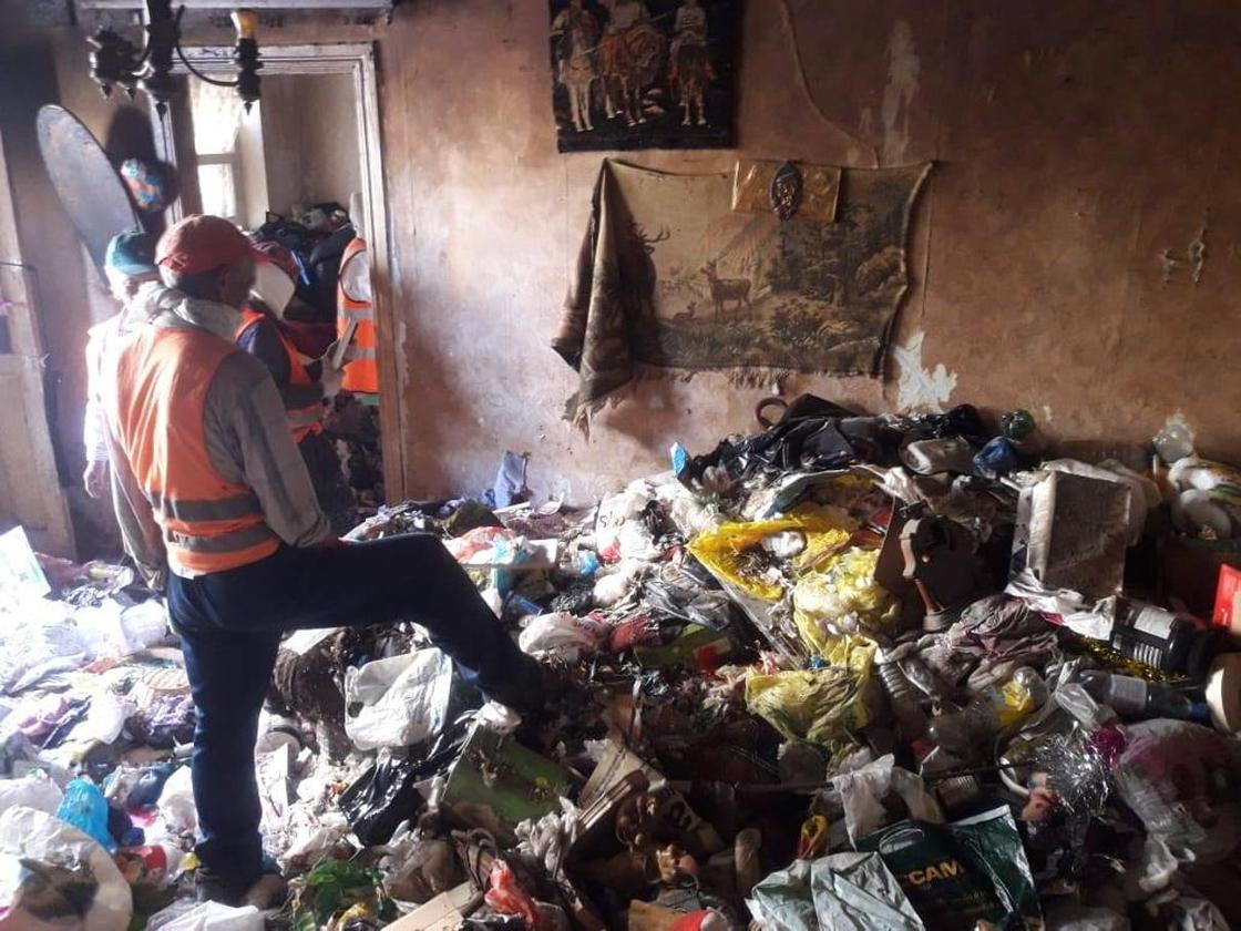 Женщина 20 лет копила мусор в квартире в Атырау: его вывозили три КамАЗа (фото)