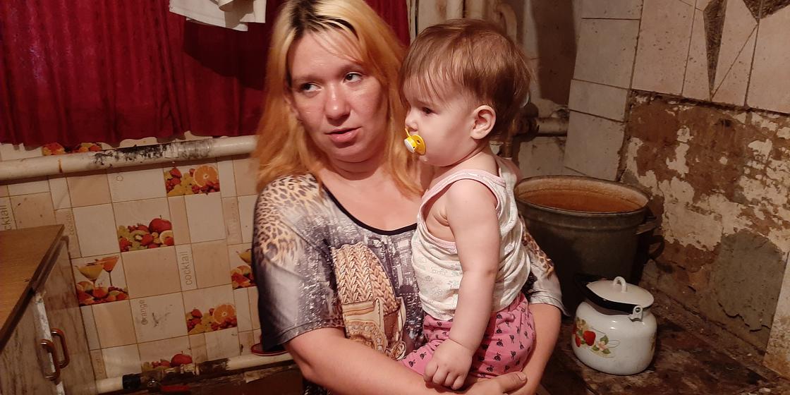 Брошенную мужем многодетную мать выселяют из дома в Уральске