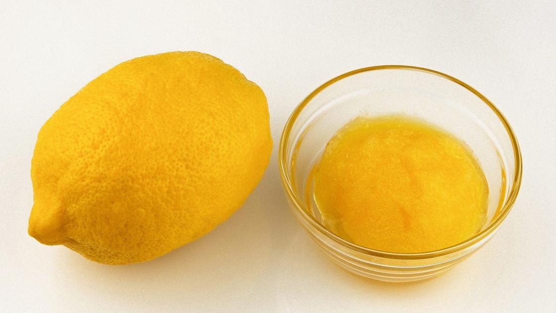 Лимон и тертая цедра в пиале