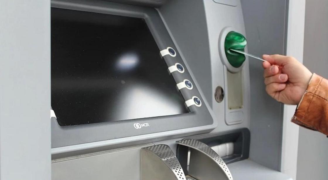 Казахстанец рассказал о новом виде мошенничества с «забытой» в банкомате картой