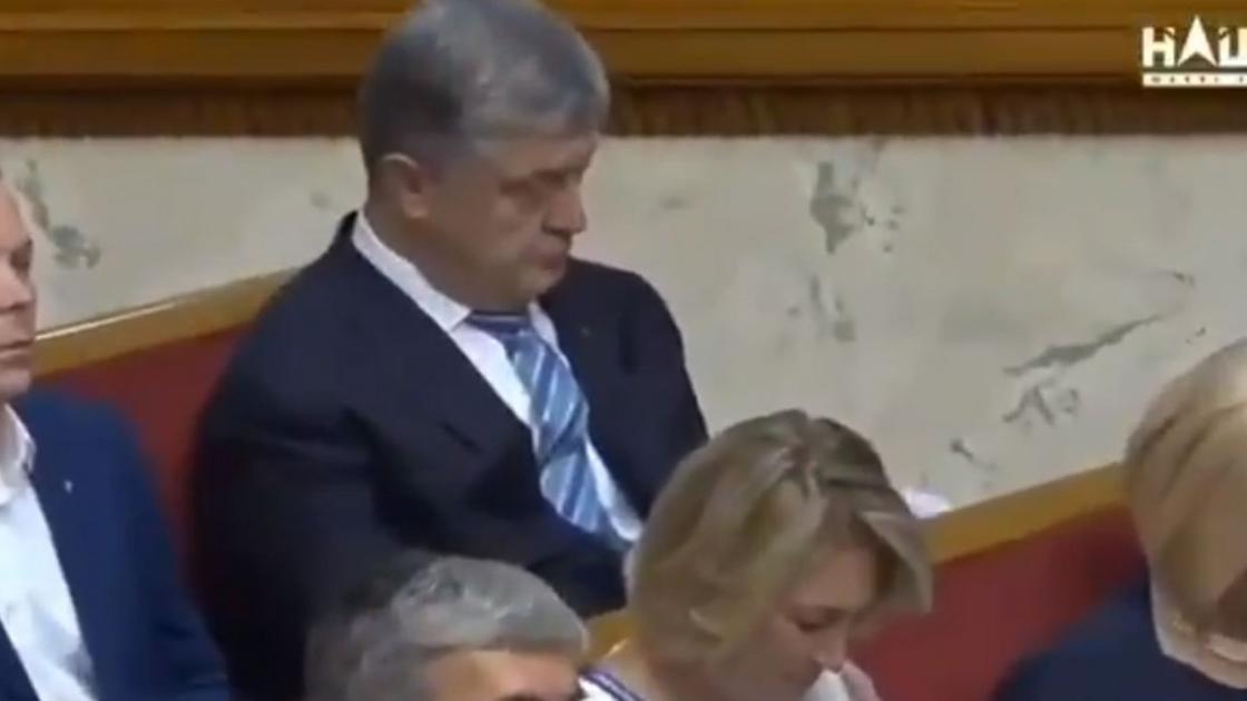 "Вдруг война, а я уставший": уснувшего на заседании Порошенко высмеяли в Сети