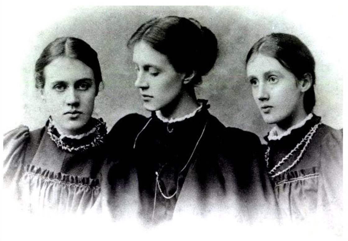 Вирджиния (по центру) с сестрами