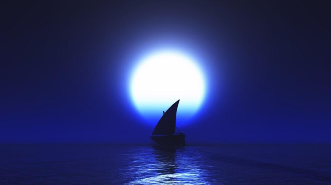 Корабль в море на фоне Луны