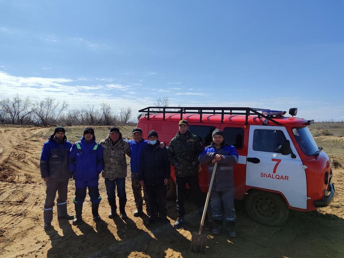 Сотрудники АО "Казахтелеком" помогают в устранении последствий паводков