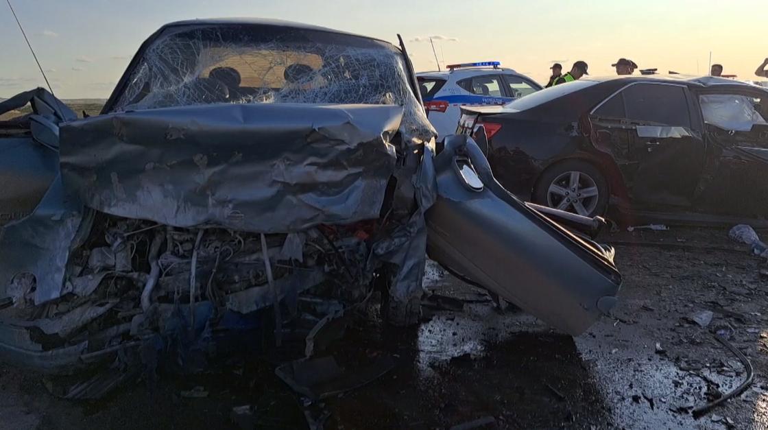 Разбитые машины на трассе в Карагандинской области