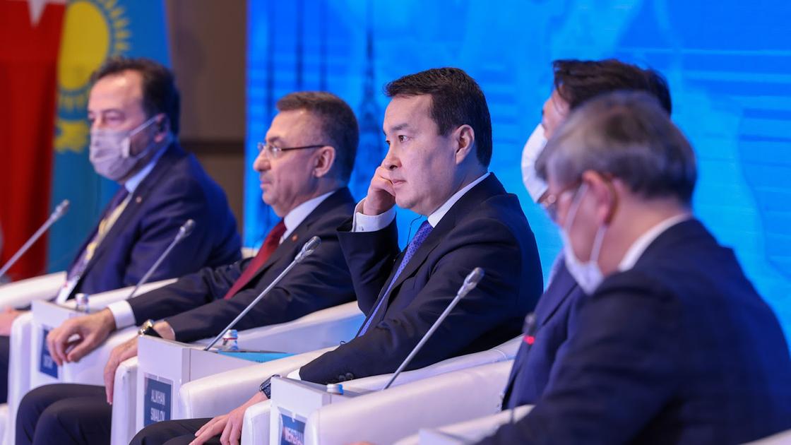 Премьер-министр Казахстана Алихан Смаилов на бизнес-форуме