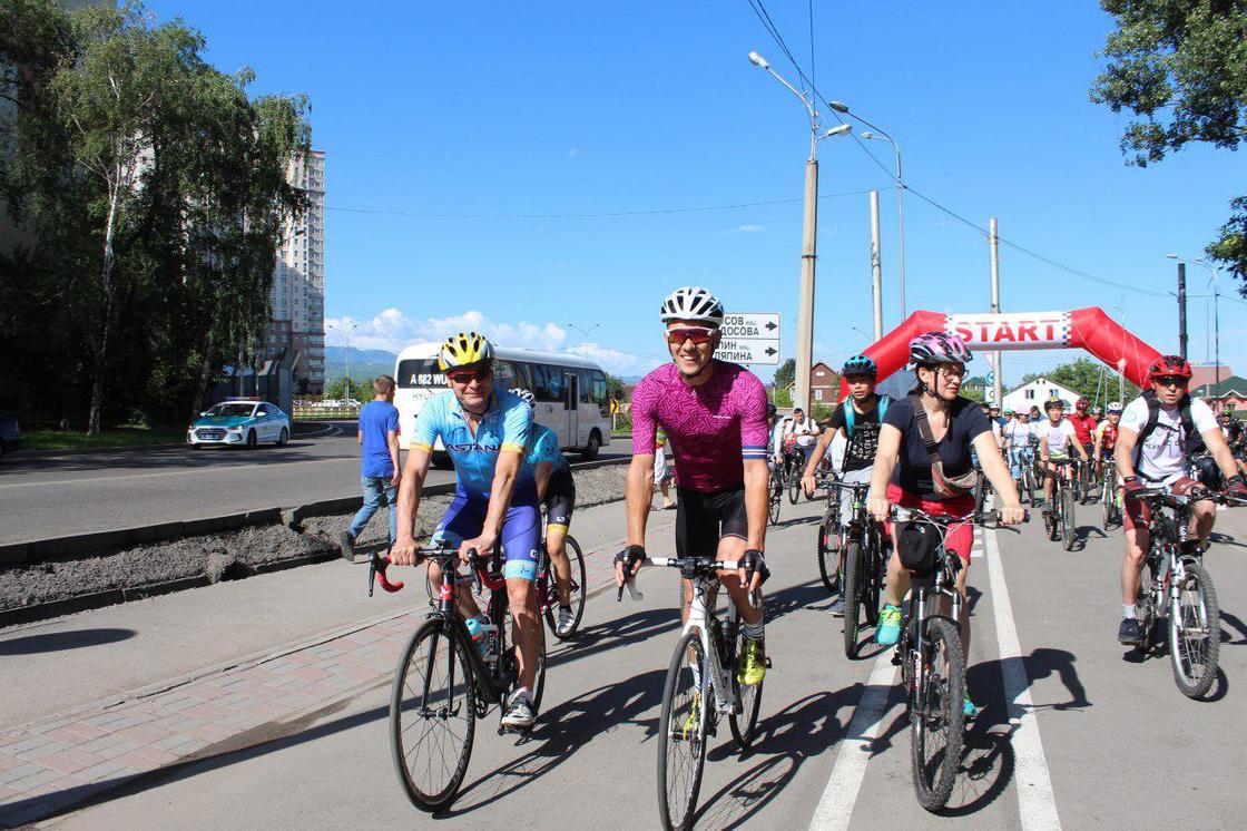 Алматы отметил Международный Олимпийский день массовым велопробегом