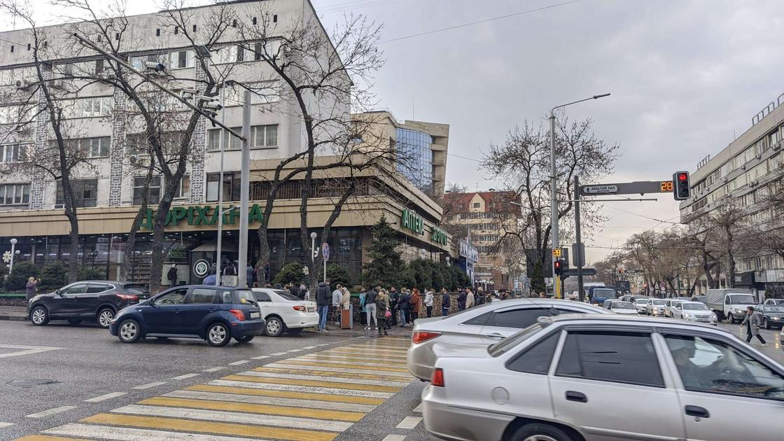 Люди прямо на дороге стоят: ажиотаж начался в аптеках Алматы (фото)