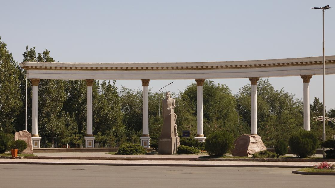 Памятник стоит на входе в парк Капшагая