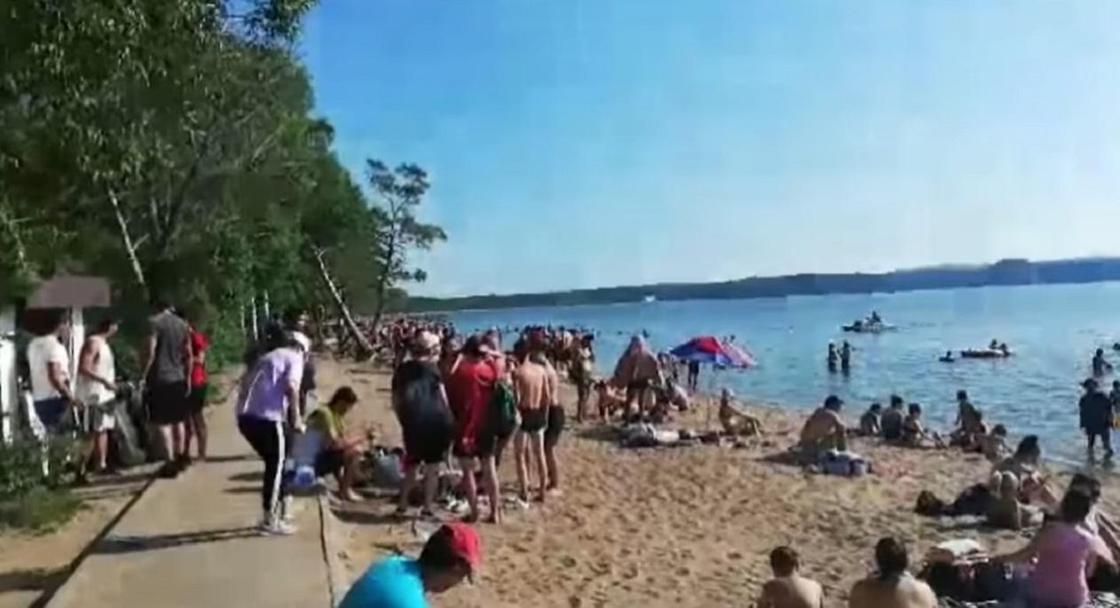 Толпы отдыхающих собрались на пляжах Бурабая, несмотря на карантин