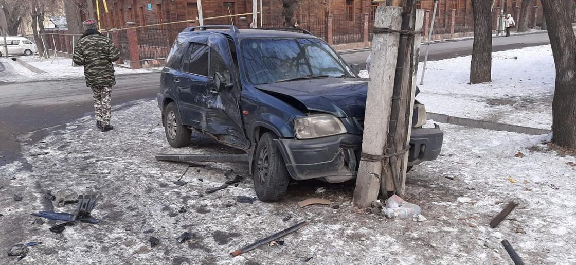 Темно-синее авто, пострадавшее в ДТП в Алматы Темно-синее авто, пострадавшее в ДТП в Алматы
