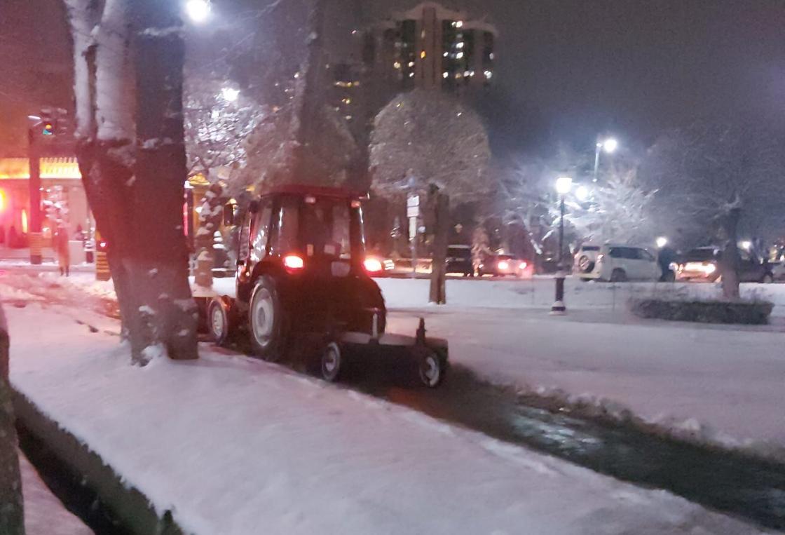 Техника убирает снег с улиц Алматы