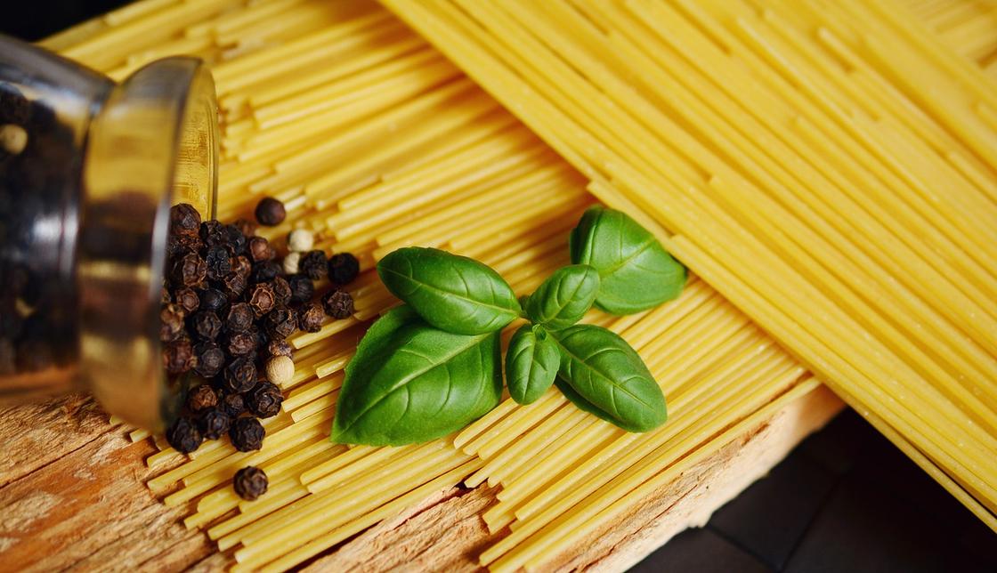 Спагетти с базиликом и черным перцем горошком