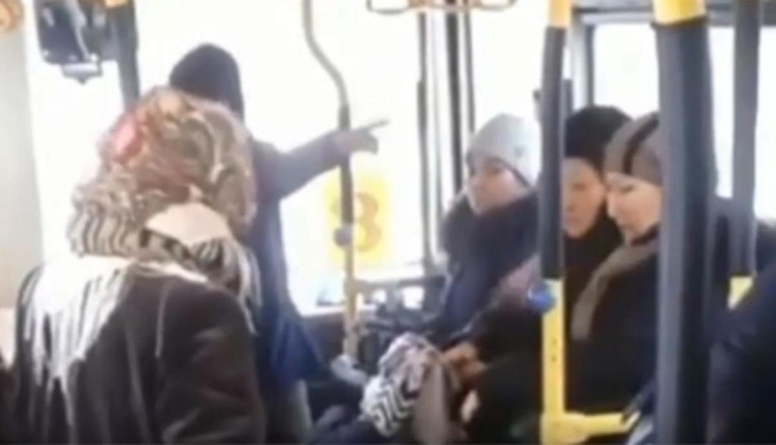 «Не нервируй, выходи давай»: кондуктор высадила пассажирку автобуса в Актобе (видео)