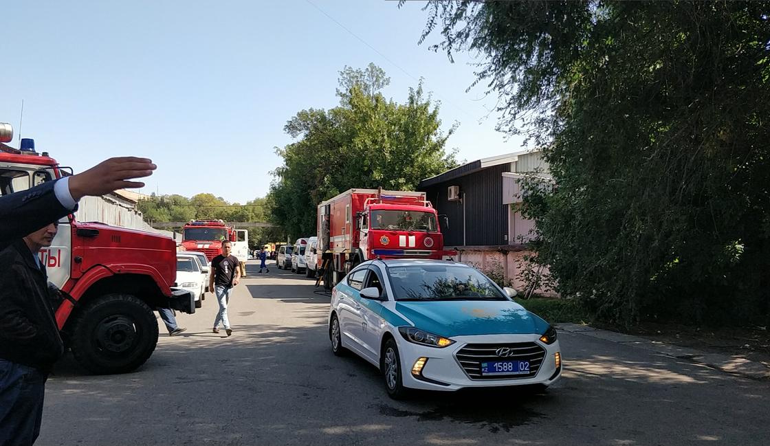 Крупный пожар в Алматы: что происходит на месте ЧП (фото, видео)
