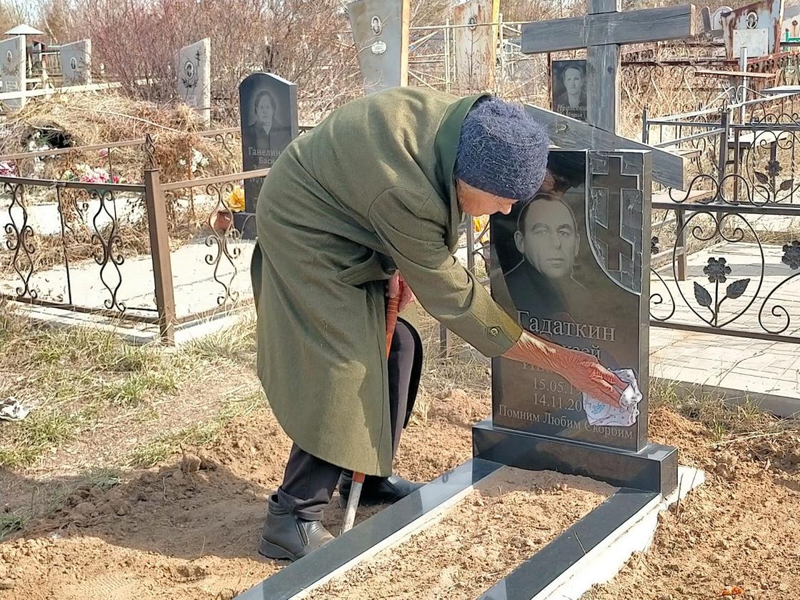 Пенсионерка Клавдия Гадаткина у могилы мужа