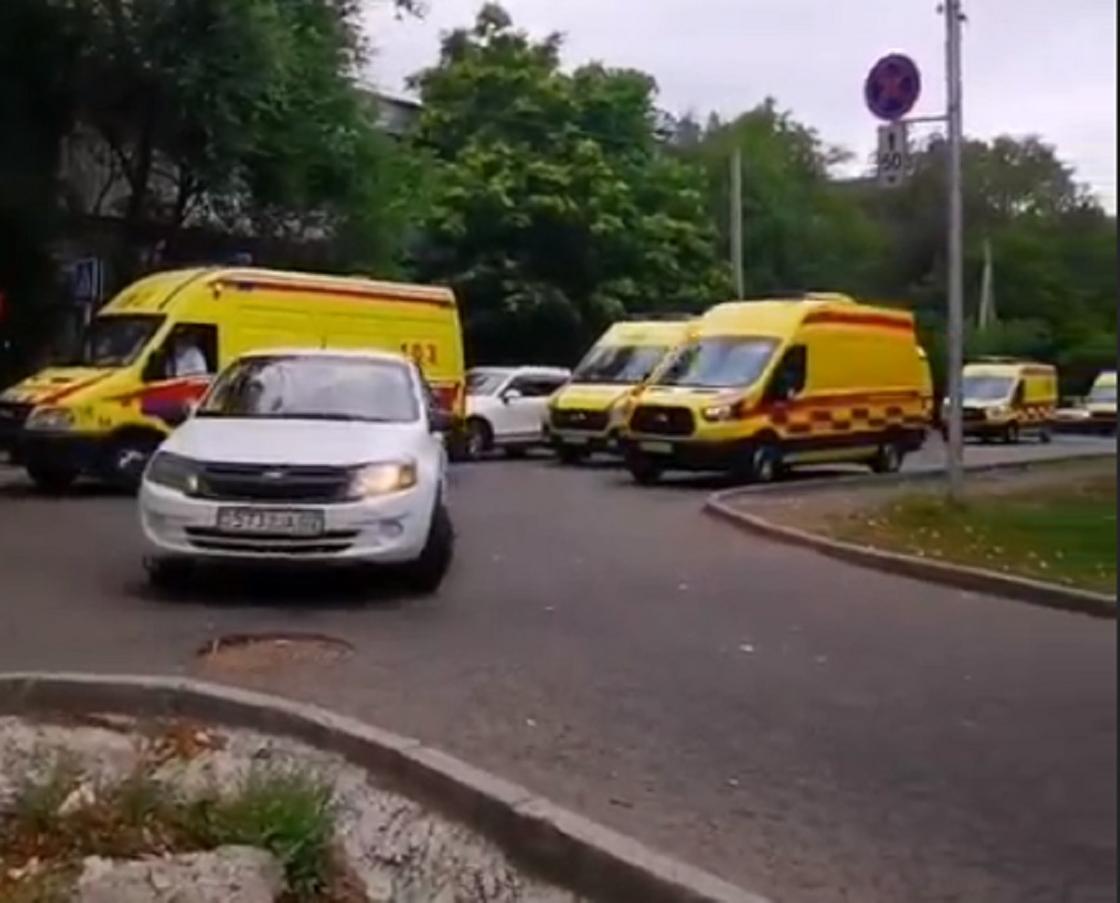 Пробка из машин скорой помощи образовалась перед госпиталем в Алматы