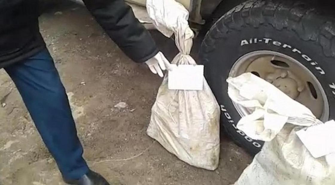 15 пакетов взрывчатки обнаружили в авто Land Cruizer в Жамбылской области 15 пакетов взрывчатки обнаружили в авто Land Cruizer в Жамбылской области
