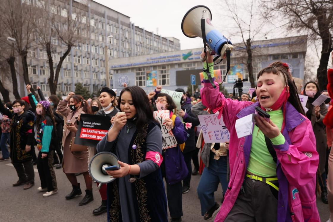 люди на марше феминисток в Алматы