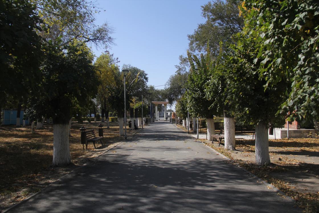 Парковая аллея Уштобе находится возле акимата