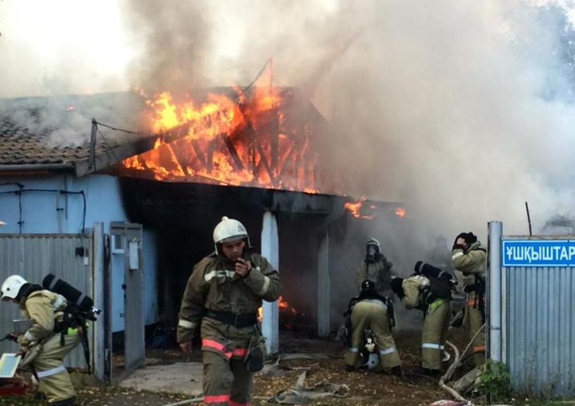 Крупный пожар произошел в частном доме в Нур-Султане: один погиб, двое пострадали (фото)