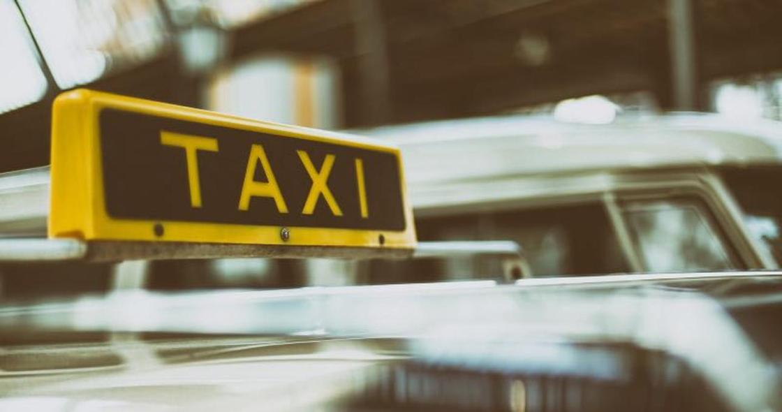 Таксист довез туриста из аэропорта Алматы до города за 33 тысячи тенге