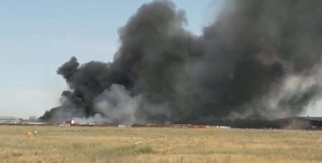 Огромный столб дыма сняли на видео в Алматинской области