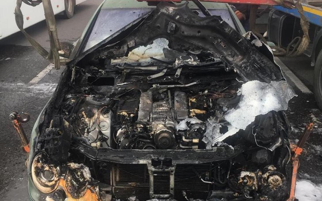 Mercedes-Benz сгорел в центре Нур-Султана (фото)