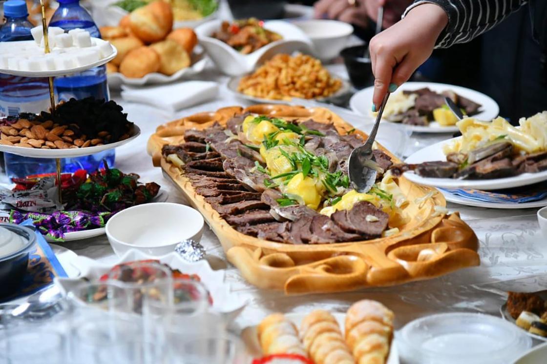Бешбармак и другие праздничные блюда на столе