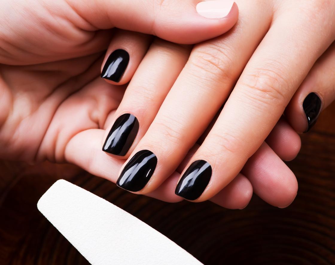 Черный маникюр с деликатным сиянием на квадратных ногтях средней длины