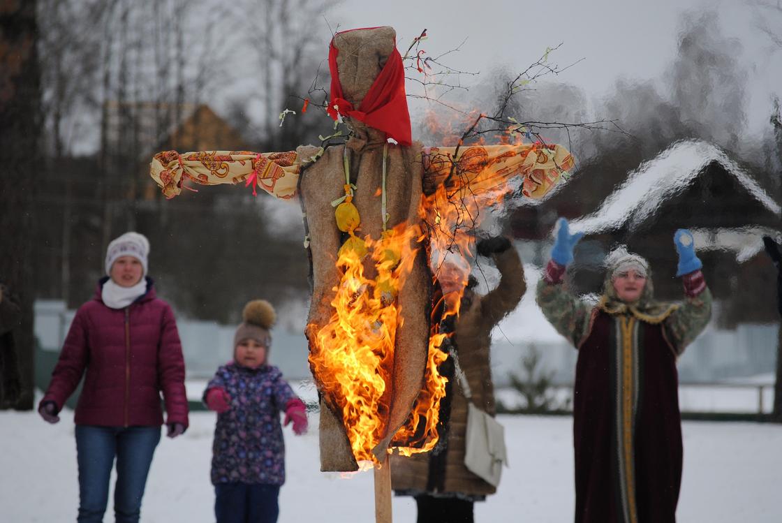 Сожжение чучела зимы на народных гуляниях Масленицы