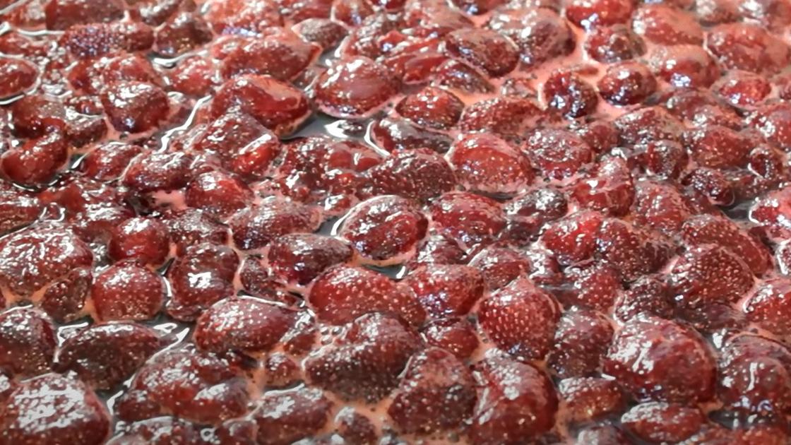 Застывшее варенье клубники с целыми ягодами