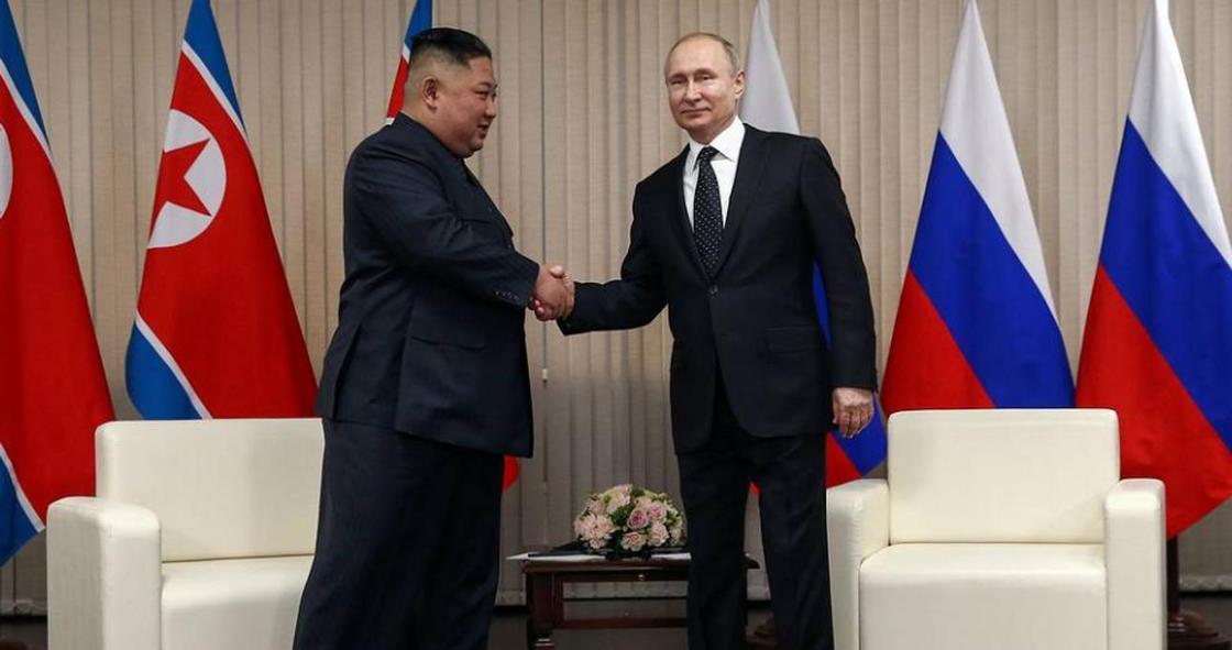 Путин и Ким Чен Ын пожали друг другу руки в ходе первой встречи во Владивостоке (видео)