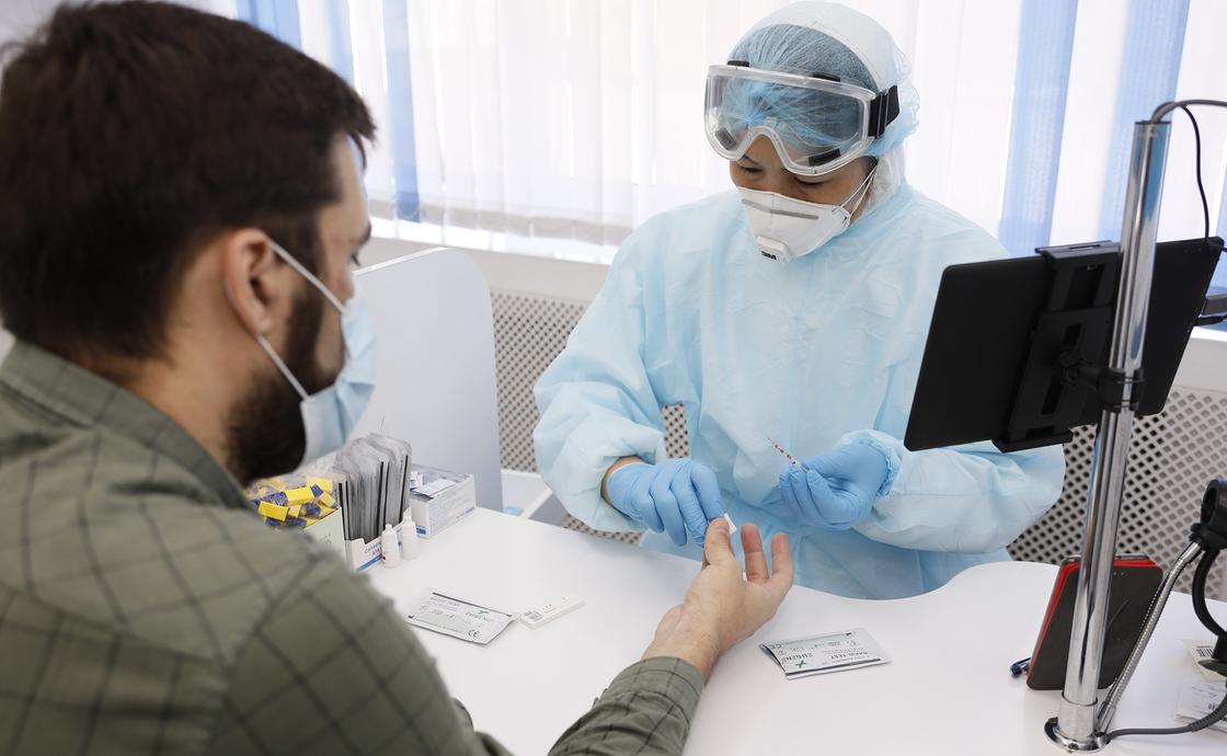 Как проходит тестирование на коронавирус, показали в лаборатории Алматы