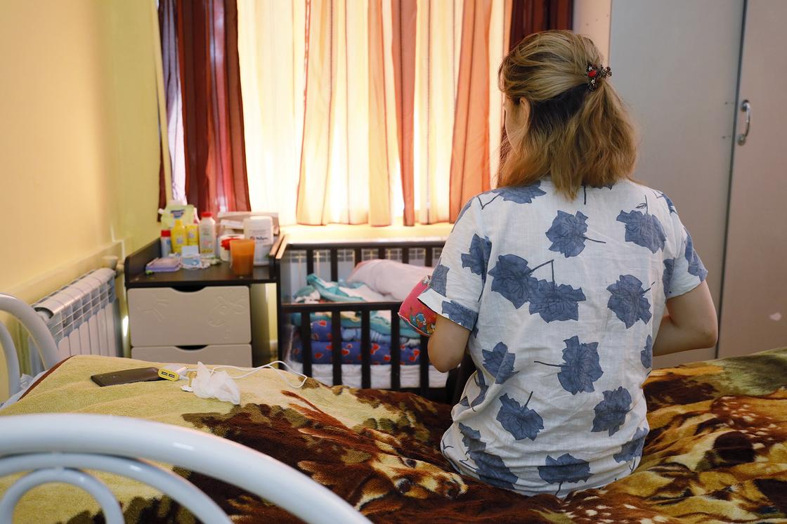 20-летняя алматинка живет в приюте для женщин, боясь сказать родным, что родила дочь