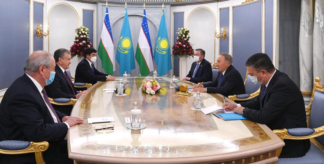 Нурсултан Назарбаев и Шавкат Мирзиеев во время встречи