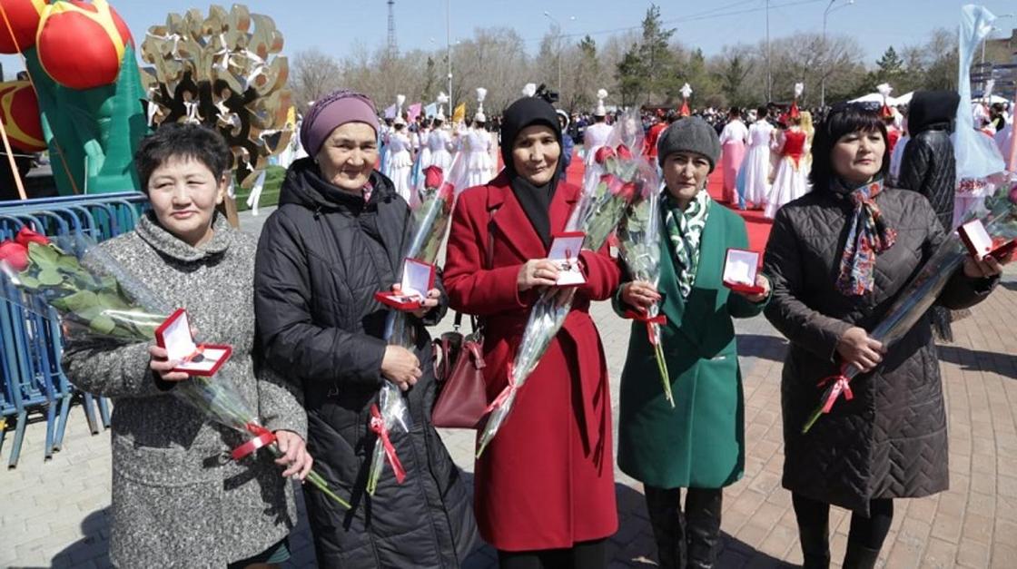 Многодетные семьи получили ключи от квартир в День единства в Карагандинской области