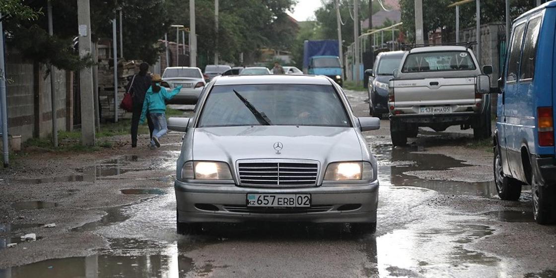 «Живем как в ауле»: жители Медеуского района жалуются на плохие дороги