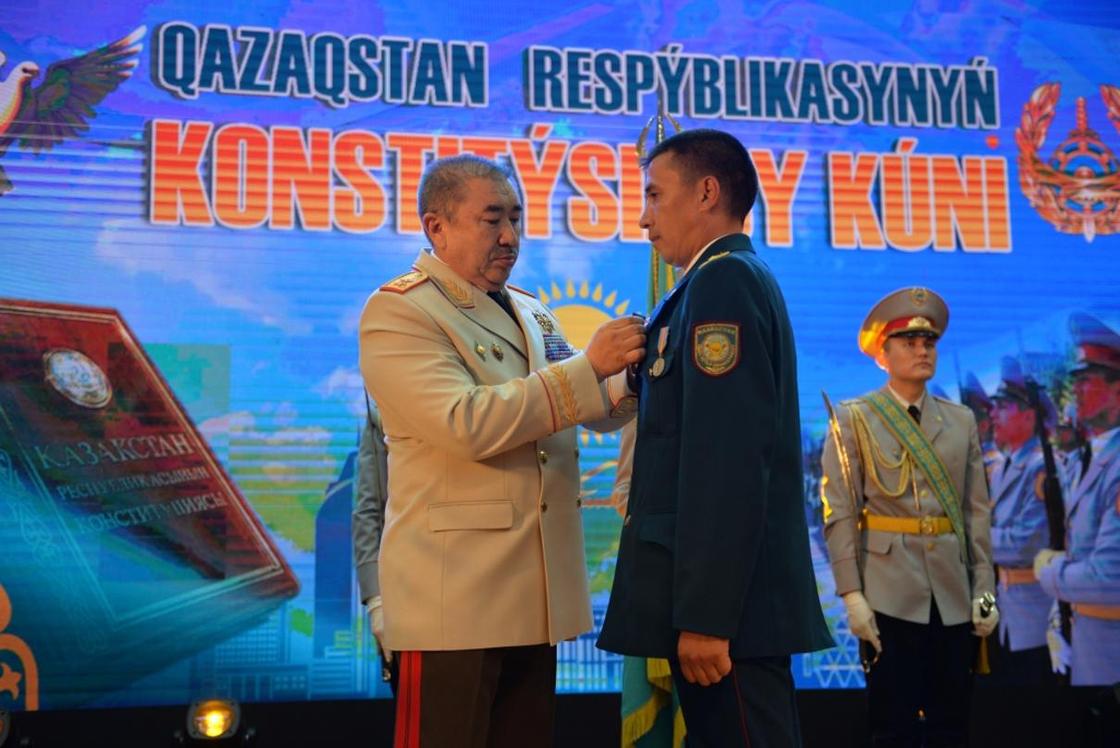 Тургумбаев наградил пожарных медалью «Ерлігі үшін» в Караганде