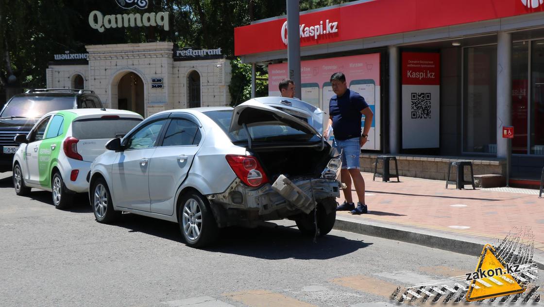 2 человека пострадали в аварии близ Центрального стадиона Алматы (фото, видео)