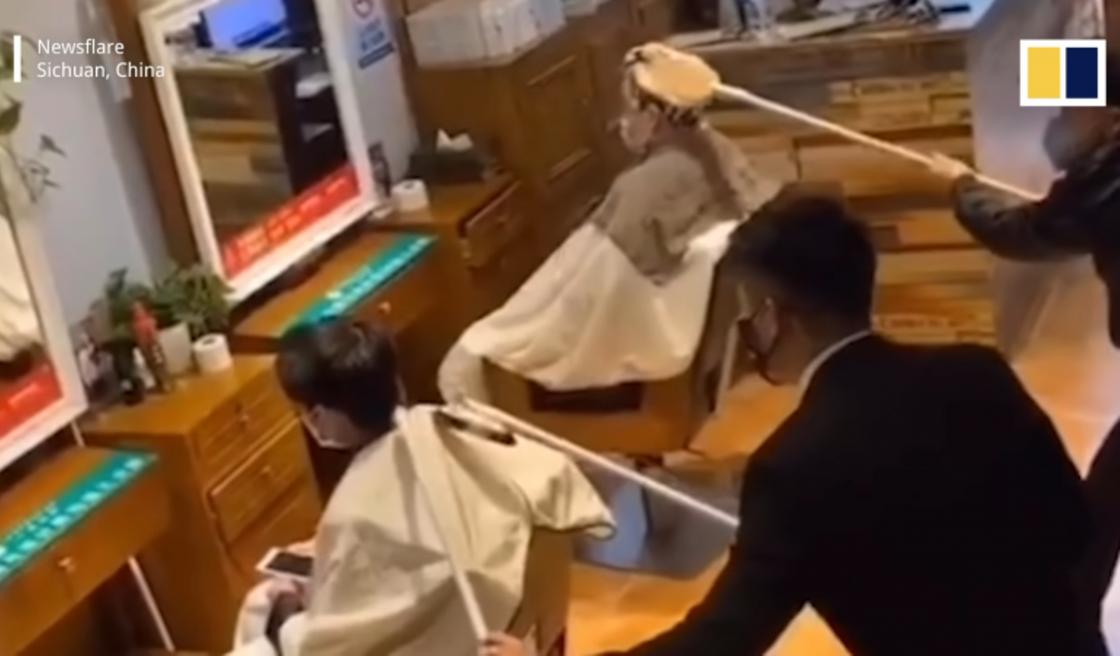 Китайские парикмахеры моют головы клиентов палками из-за коронавируса