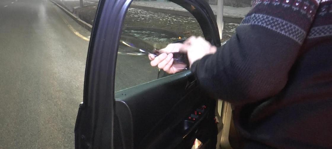 Еле держался на ногах: алматинские полицейские поймали нетрезвого водителя (фото)