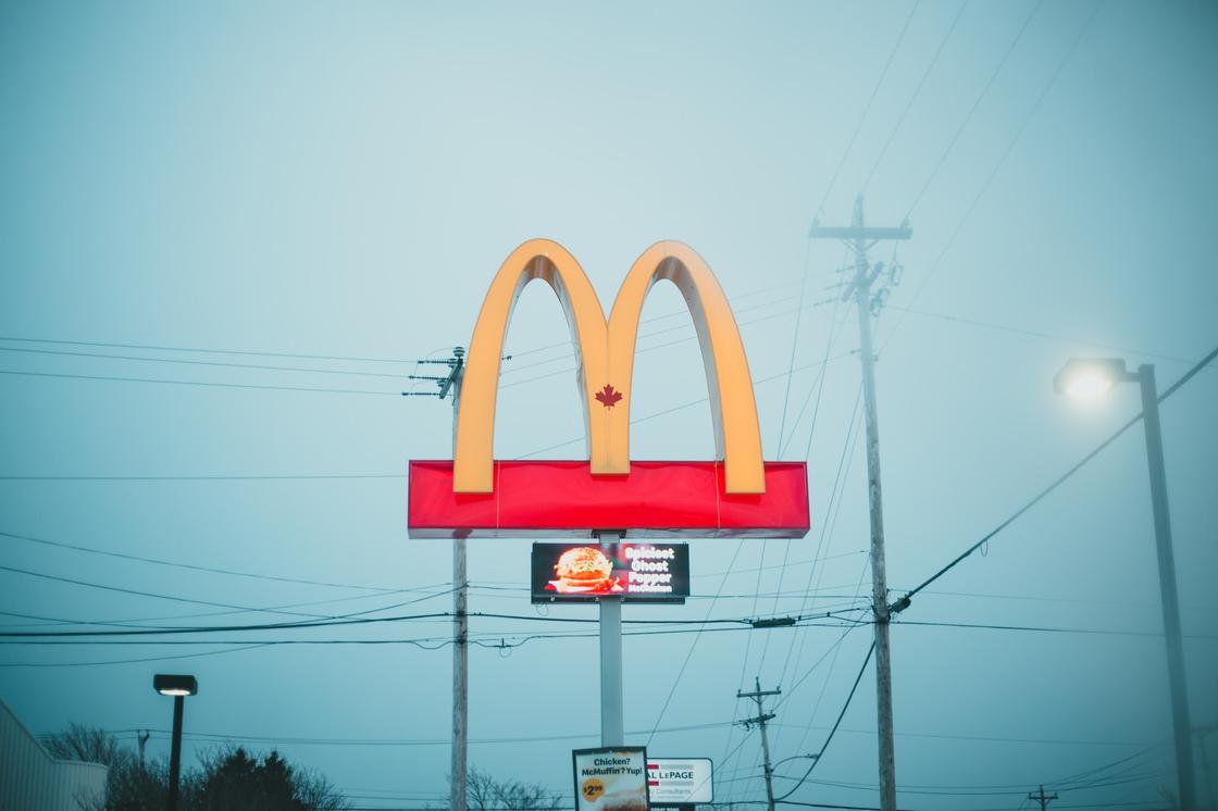 Вывеска ресторана McDonald’s
