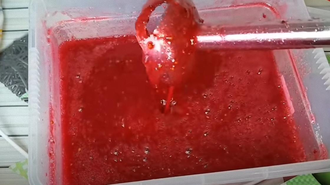 Блендером взбивают красную смородину Блендером взбивают красную смородину