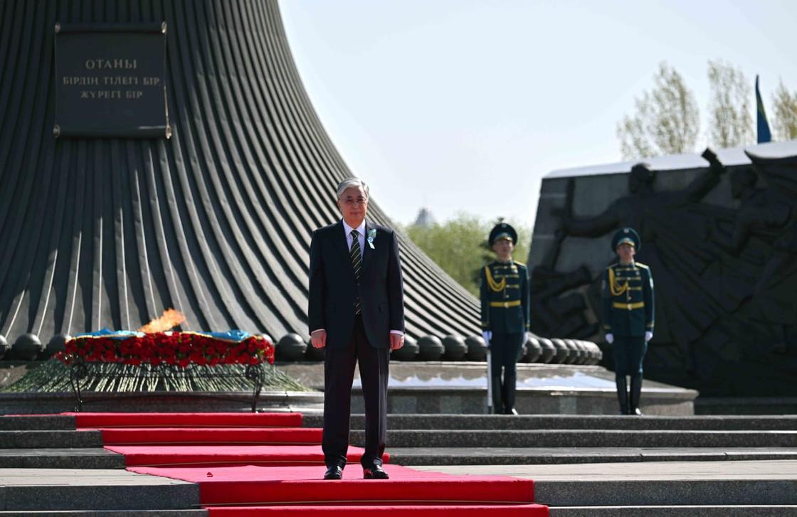 Касым-Жомарт Токаев на церемонии возложения цветов к монументу "Отан Ана"
